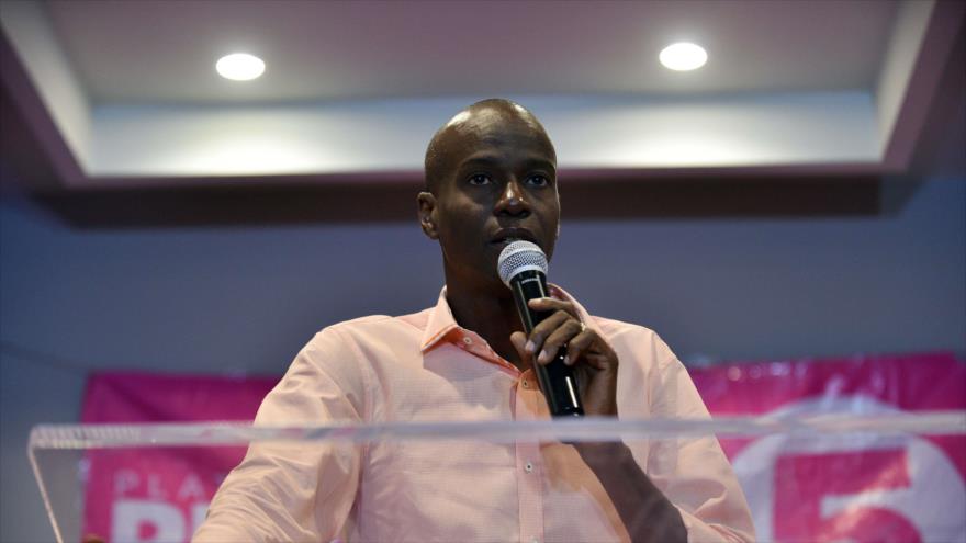 El candidato presidencial oficialista, Jovenel Moise, da una conferencia de prensa en Puerto Príncipe (capital), 7 de diciembre de 2015.