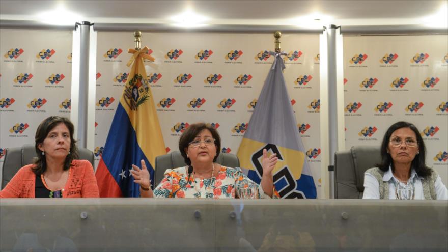 La presidente del Consejo Nacional Electoral (CNE), Tibisay Lucena (centro), habla durante una conferencia de prensa en la sede del CNE en Caracas, 22 de junio de 2015.