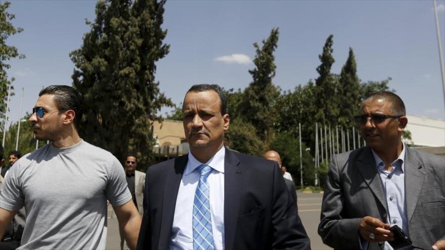 Enviado especial de las Naciones Unidas para Yemen, Ismail Ould Sheij Ahmad (centro).