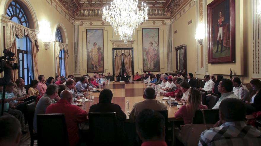 El presidente de Venezuela, Nicolás Maduro, se reúne con los gobernadores y miembros de su gabinete en el Palacio de Miraflores, en Caracas, capital de Venezuela, 7 de diciembre de 2015.
