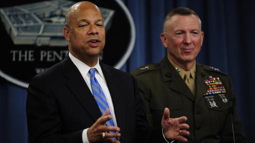 El secretario del Departamento de Seguridad Nacional (DHS), Jeh Johnson (izda.).