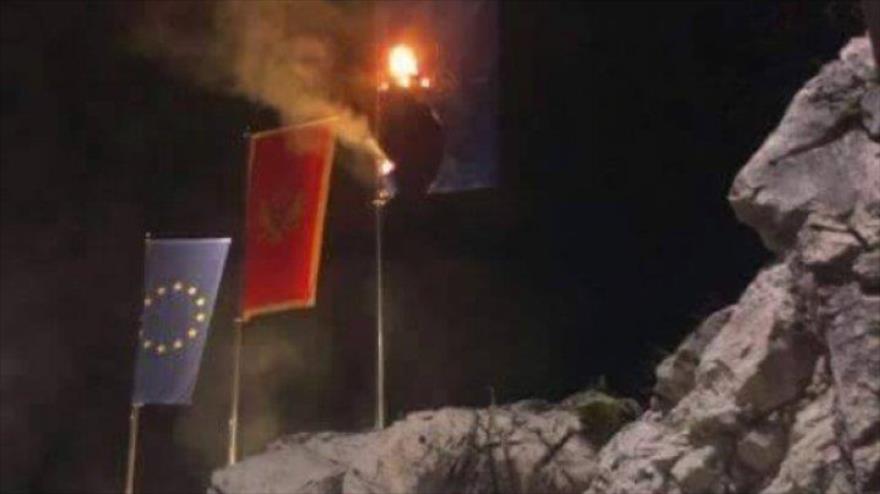 Arde a la entrada de Cetinje (Montenegro) la bandera de la Organización del Tratado del Atlántico Norte (OTAN), 7 de diciembre de 2015.