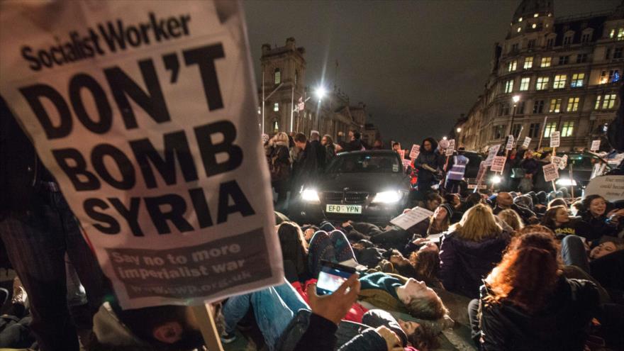 Británicos bloquean una calle en Londres, capital del Reino Unido, para protestar contra la decisión de lanzar campaña militar en Siria, 2 de diciembre de 2015.