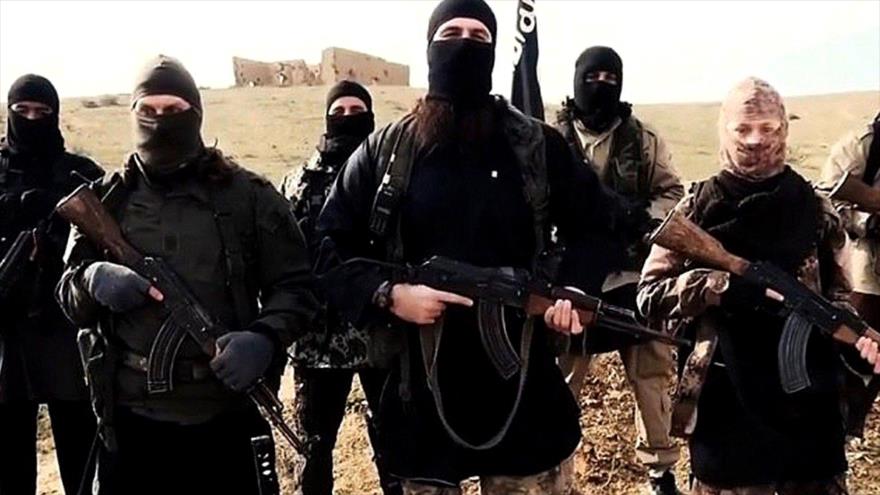 Miembros del grupo takfirí EIIL.