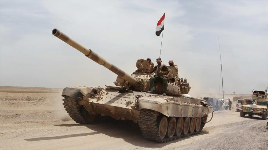 Tanque del Ejército iraquí en las cercanías de la ciudad de Ramadi, capital de la provincia occidental de Al-Anbar.
