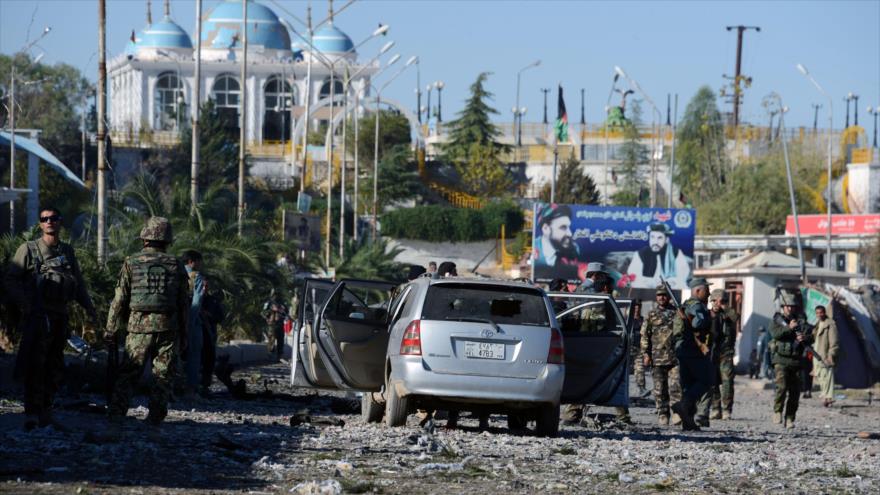 Personal de Seguridad afgana se reúne en el sitio de un ataque suicida por el grupo terrorista Talibán tras los enfrentamientos en el distrito de Arghandab en la provincia sureña de Kandahar, 19 de noviembre de 2015.