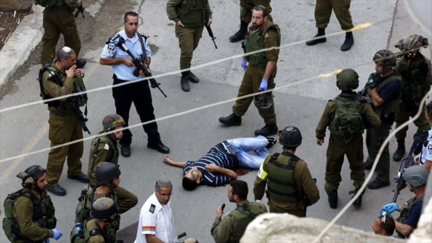 Fuerzas de seguridad israelíes cargan contra los palestinos en Al-Quds (Jerusalén).