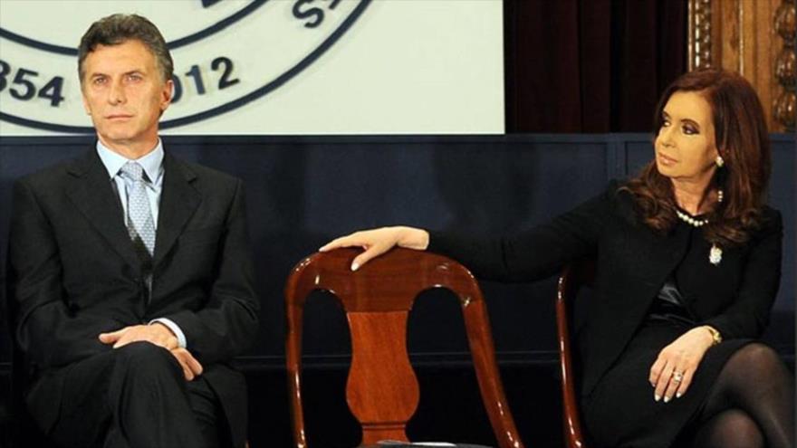 El presidente electo de Argentina, Mauricio Macri (drcha.), y la mandataria saliente Cristina Fernández de Kirchner.