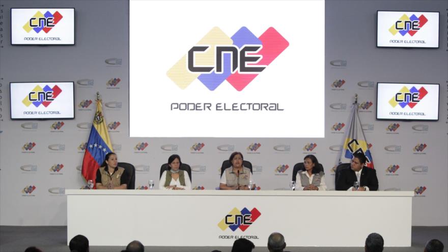 La presidenta del Consejo Nacional Electoral (CNE), Tibisay Lucena (centro) durante una rueda de prensa.