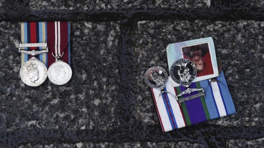 Imagen de las medallas depositadas por los veteranos británicos en protesta por los bombardeos del Reino Unido en Siria, 8 de diciembre de 2015.