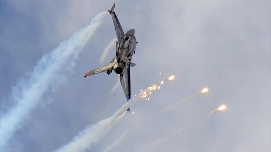 Un cazabombardero F-16 Fighting Falcon de la Aviación turca, de producción estadounidense.
