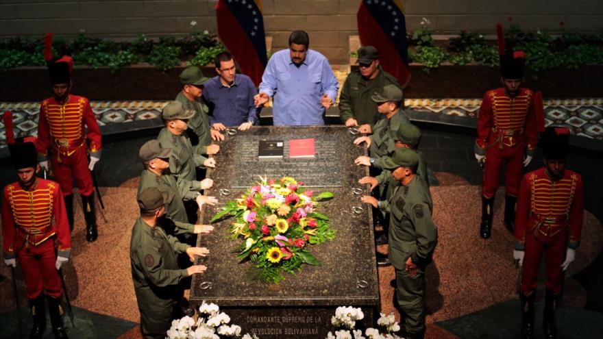 El presidente de Venezuela, Nicolás Maduro (centro), rinde homenaje al difunto presidente venezolano Hugo Chávez el Cuartel de la Montaña, ubicado en Caracas (capital), 8 de diciembre de 2015.