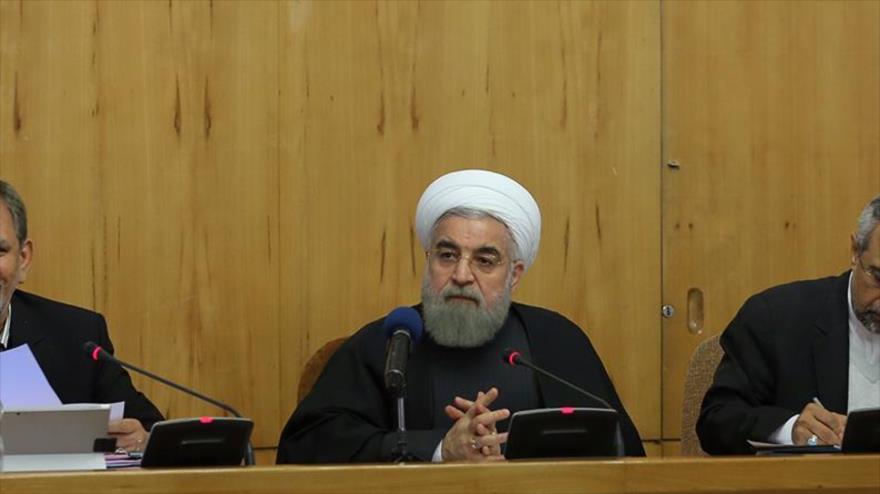 El presidente iraní, Hasan Rohani, durante una reunión con su Gabinete, 9 de diciembre de 2015.
