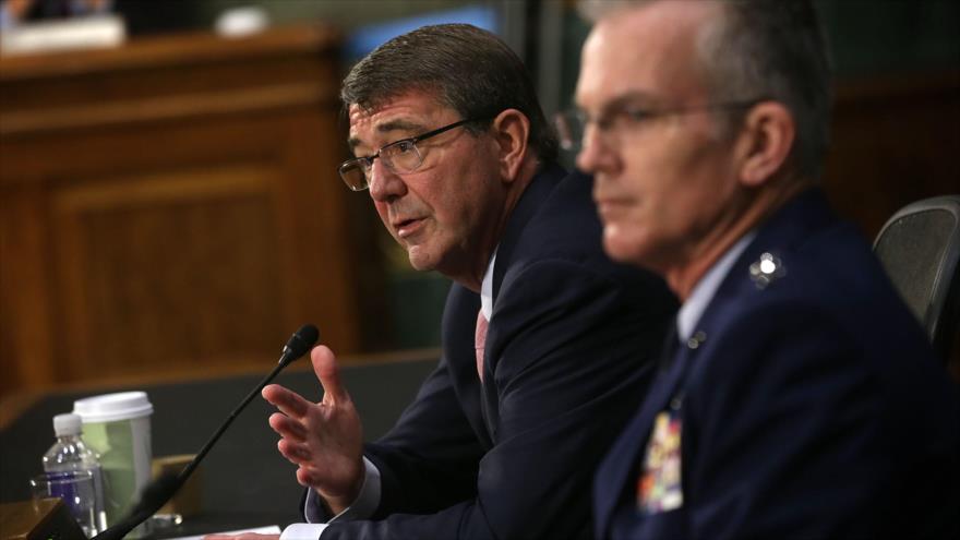 El secretario de Defensa estadounidense, Ashton Carter (izda.), testifica en el Capitolio de Washington D.C. durante una audiencia ante la comisión de Fuerzas Armadas del Senado junto al general de las Fuerzas Aéreas Paul Selva, vicepresidente del Estado Mayor Conjunto, 9 de diciembre de 2015.
