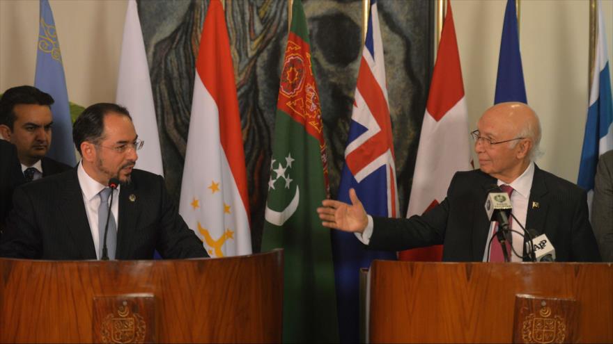 Ministro de Exteriores de Afganistán, Salahuddin Rabbani (izda.) y asesor de Seguridad Nacional y Política Exterior de Paquistán, Sartaj Aziz, durante la Vª Conferencia Ministerial del Corazón de Asia, en Islam Abad (capital), 9 de diciembre de 2015.
