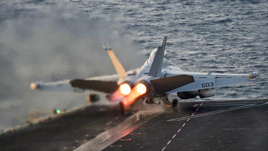 Un avión EA-18G Growler despega del portaaviones estadounidense USS Carl Vinson en el Golfo Pérsico, 28 de octubre de 2014.