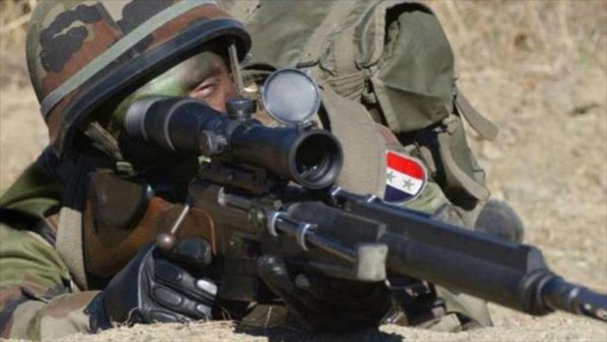 Soldado del Ejército sirio toma posición frente a los terroristas.