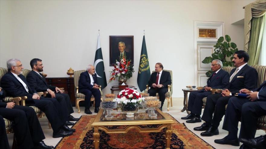 El canciller iraní, Mohamad Yavad Zarif, reunido con el primer ministro de Paquistán, Nawaz Sharif, al margen de la V Conferencia Ministerial Corazón de Asia en la capital paquistaní, Islamabad. 9 de diciembre de 2015