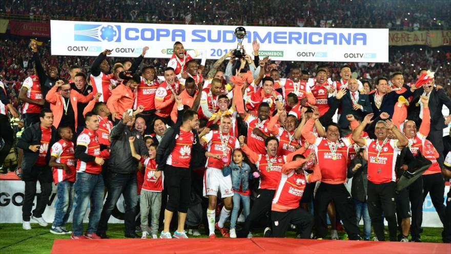 Los jugadores del equipo colombiano Santa Fe levantan el trofeo de la Copa Sudamericana 2015.