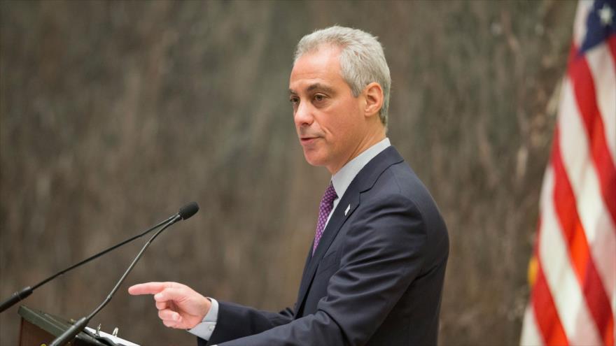 El alcalde de Chicago (centro-este de EE.UU.), Rahm Emanuel, ofrece un discurso en la reunión especial del concejo municipal. 9 de diciembre de 2015