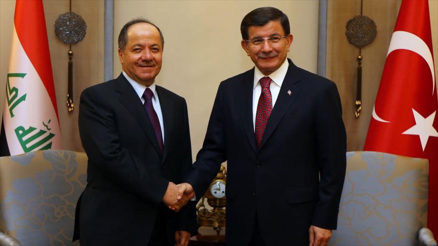 El presidente de la región semiautónoma del Kurdistán iraquí, Masud Barzani (izqrda.), estrecha la mano con el primer ministro turco, Ahmet Davutoglu, 9 de diciembre de 2015.