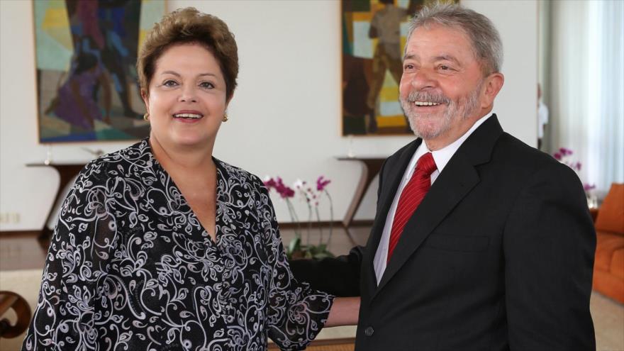 La presidenta de Brasil, Dilma Rousseff (Izda) junto al exmandatario Luiz Inácio Lula da Silva.