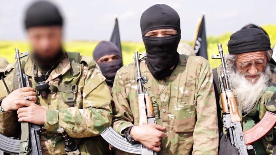 Integrantes del grupo terrorista EIIL (Daesh, en árabe), entre ellos un ciudadano chino (izqda.).