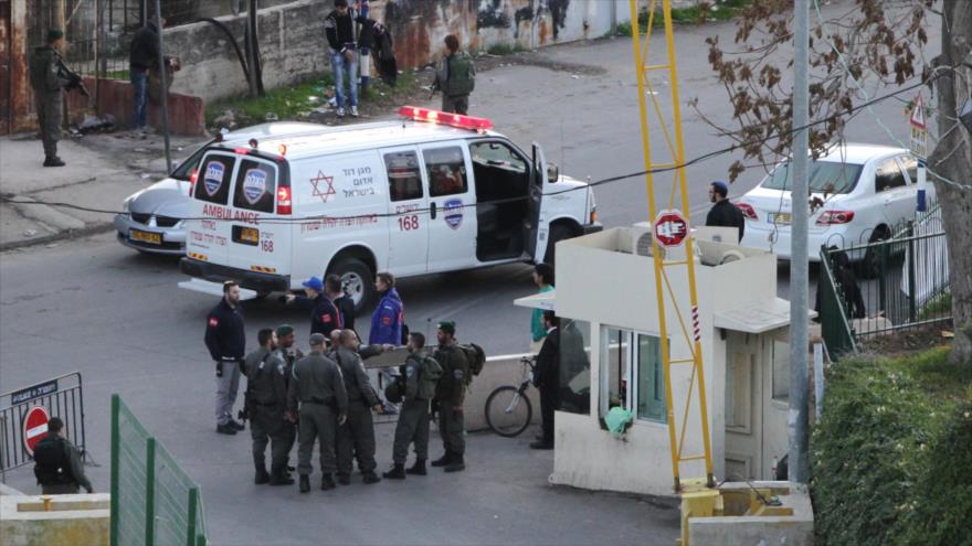 Soldados israelíes trasladan a un militar herido en un ataque palestino en la ciudad de Al-Jalil.