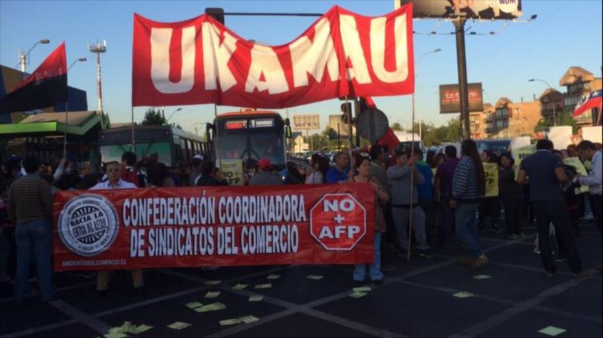 Manifestantes se reúnen en una de las plazas de Santiago, capital de Chile, para expresar su rechazo a las AFP, 10 de diciembre de 2015.