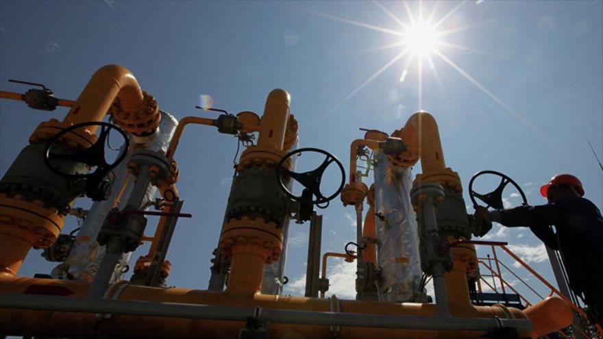 Un trabajador en una refinería de petróleo de Rusia. 