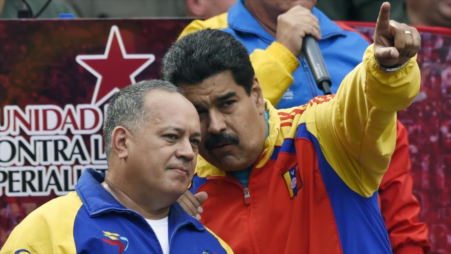 El presidente de la Asamblea nacional de Venezuela, Diosdado Cabello (izquierda) y el presidente venezolano, Nicolás Maduro.