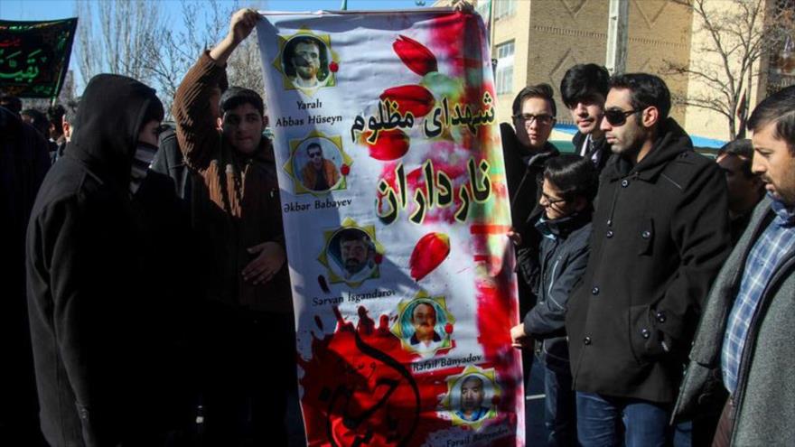 Cientos de ciudadanos iraníes se congregan frente al consulado de la República de Azerbaiyán en la ciudad de Tabriz (noroeste de Irán), para denunciar las medidas represivas del Gobierno azerbaiyano contra los musulmanes chiíes, 10 de diciembre de 2015.