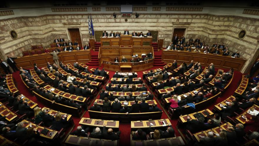 Diputados griegos durante una sesión del Parlamento.