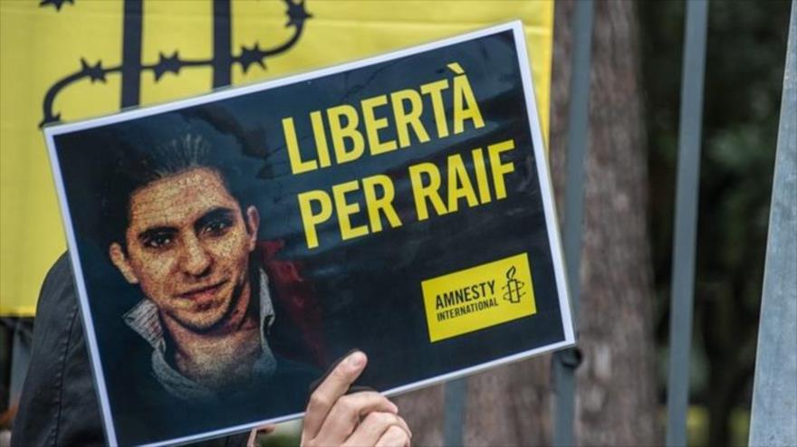 Grupos pro derechos humanos piden libertad del bloguero encercelado saudí, Raif Badawi.