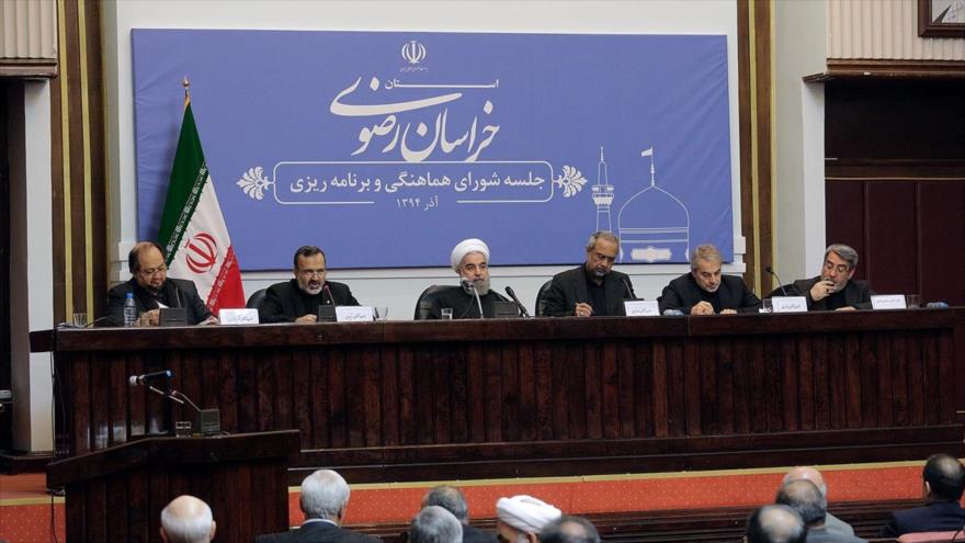 El presidente iraní, Hasan Rohani, en la reunión de coordinación y planificación de la provincia de Jorasan Razavi celebrada en la ciudad nororiental de Mashad, el 12 de diciembre de 2015.
