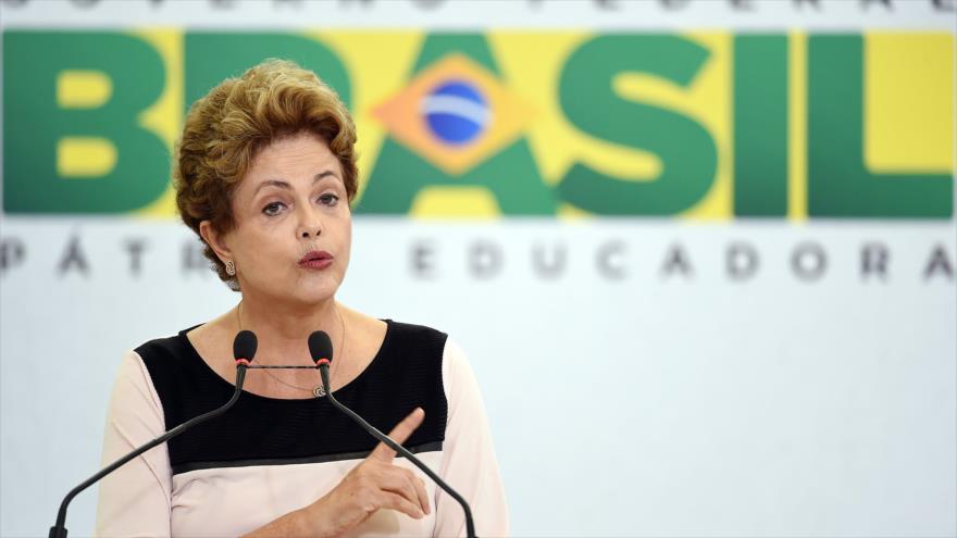 La presidenta de Brasil, Dilma Rousseff, durante la ceremonia del Premio de Derechos Humanos en el Palacio de Planalto, en Brasilia (capital), 11 de diciembre 2015.