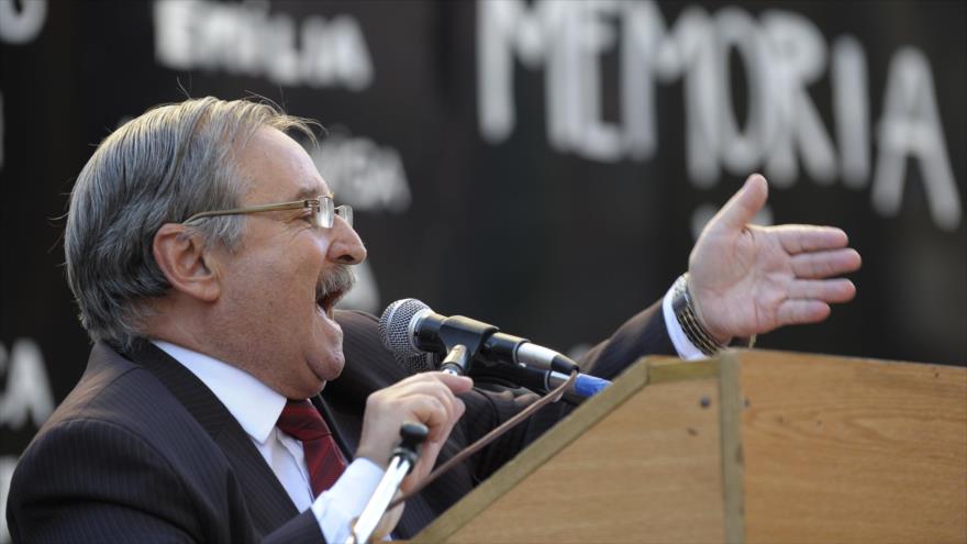 Julio Schlosser, el líder de la Delegación de Asociaciones Israelitas Argentinas (DAIA), durante una protesta celebrada frente a la sede de la Asociación Mutual Israelita Argentina (AMIA), 21 de enero de 2015.