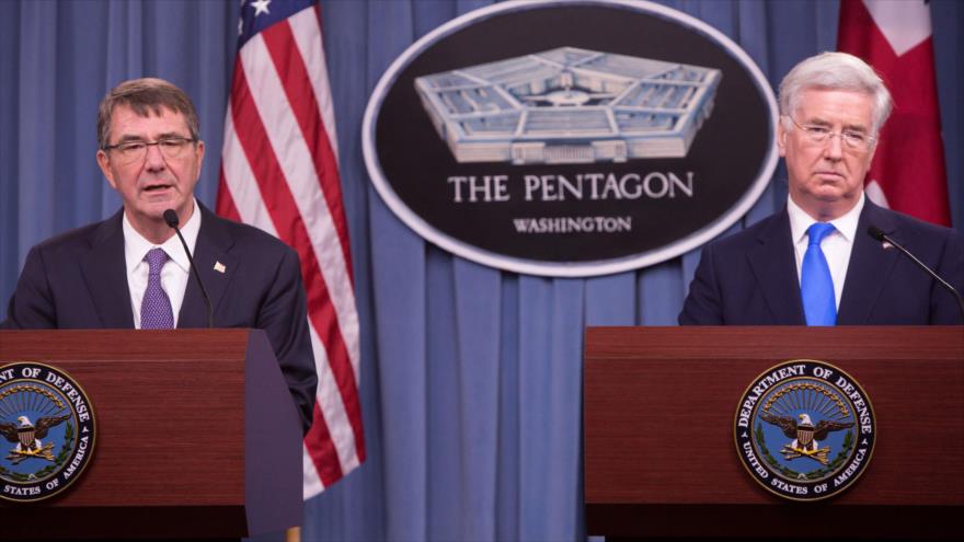 El ministro de Defensa británico, Michael Fallon (drcha.), y su homólogo estadounidense, Ashton Carter, durante una rueda de prensa en la sede del Pentágono en Washington D.C. en Estados Unidos. 11 de diciembre de 2015