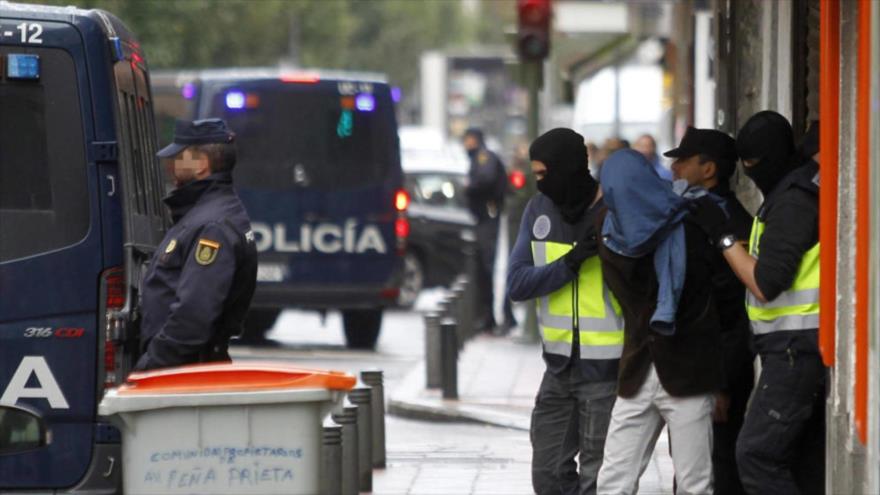 Agentes de la Policía española detienen a un simpatizante del grupo terrorista EIIL (Daesh, en árabe).