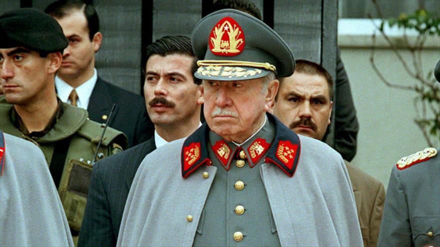 Augusto José Ramón Pinochet Ugarte, militar chileno que encabezó la dictadura militar de Chile entre 1973 y 1990.
