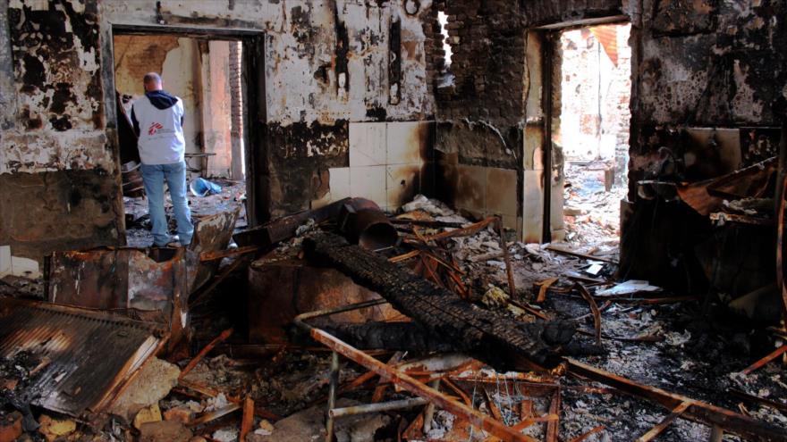Miembros del personal andan por las ruinas del hospital dañado de Médicos Sin Fronteras (MSF) en la ciudad afgana de Kunduz, 10 de noviembre de 2015.