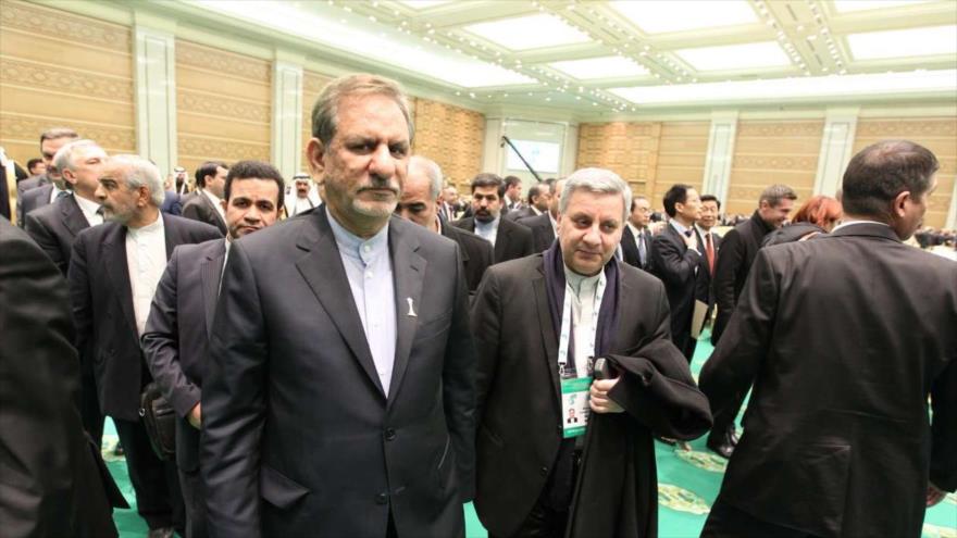 El primer vicepresidente iraní, Eshaq Yahanguiri (izda.) durante la conferencia de la Paz y Neutralidad, celebrada en Asjabad, la capital de Turkmenistán, por el motivo del 20º aniversario de adaptación de la política de neutralidad en las disputas internacionales por parte de ese país, 12 de diciembre de 2015.