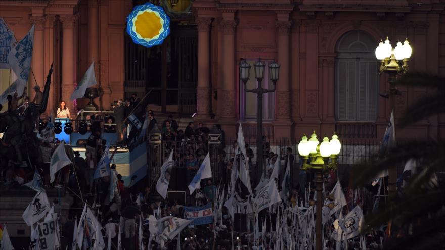 Cristina Fernández de Kirchner, expresidenta de Argentina, entre sus partidiarios antes de despedirse de su cargo. 9 de diciembre de 2015