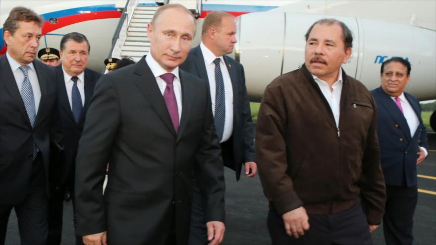 Daniel Ortega (dcha.), presidente de Nicaragua, y su par ruso Vladimir Putin, en el aeropuerto de Managua (capital nicaragüense). 10 de julio de 2014