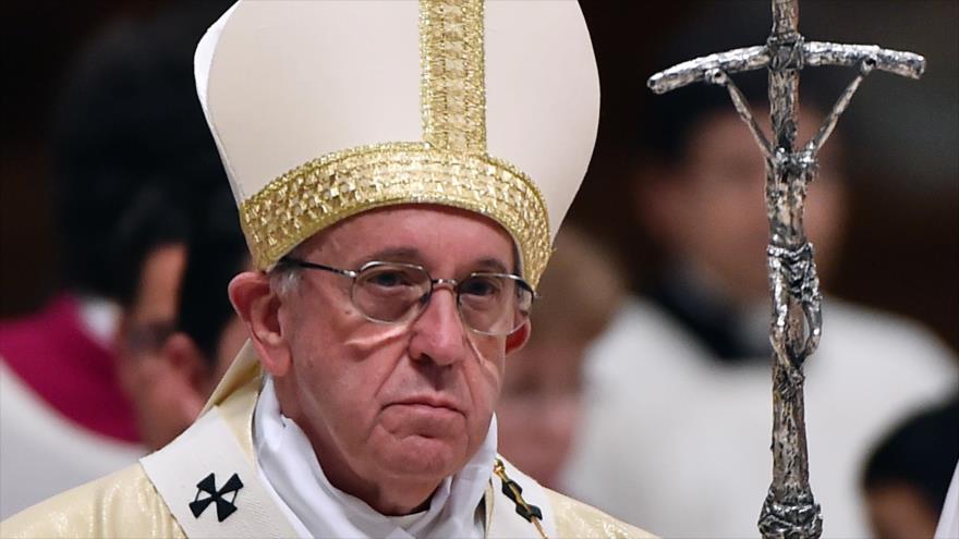 El papa Francisco en la Basílica de San Pedro en el Vaticano, 12 de diciembre de 2015.