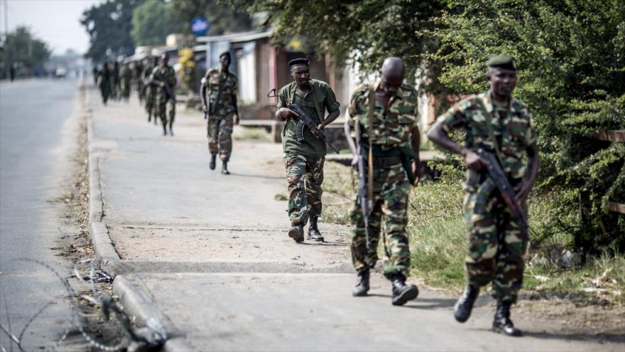 Fuerzas del Ejército de Burundi participan en una operación, julio de 2015.