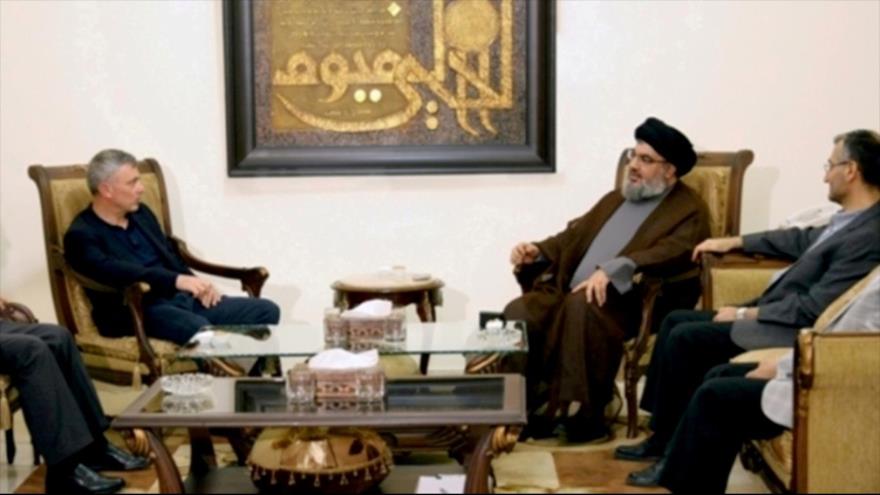 El secretario general de Hezbolá, Seyed Hasan Nasrolá (2º de dcha.), reunido con el Sleiman Frangieh, el jefe del partido libanés Al-Marada (izda.).