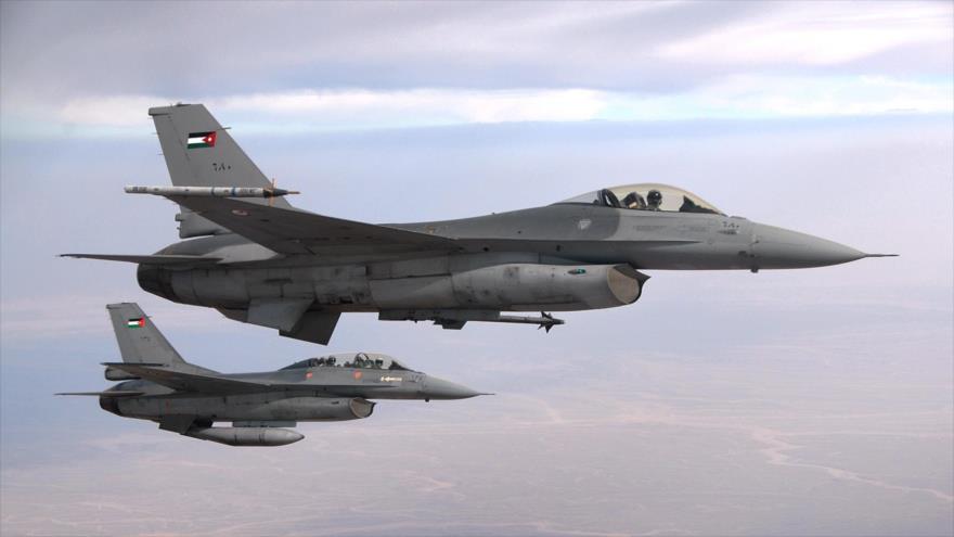 Dos cazas F-16 de la Fuerza Aérea de Jordania están sobrevolando su país.
