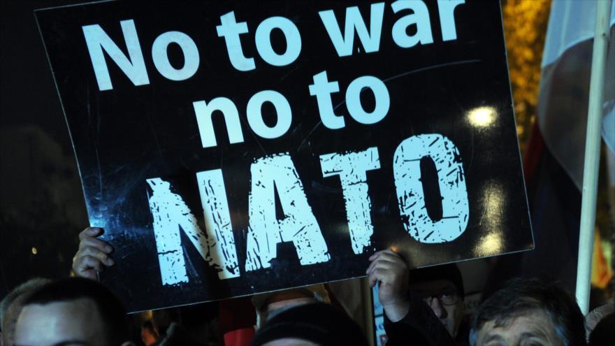 Los manifestantes montenegrinos sostienen una pancarta que dice "No a la guerra, no a la OTAN" durante una protesta en la capital Podgorica, 12 de diciembre de 2015.
