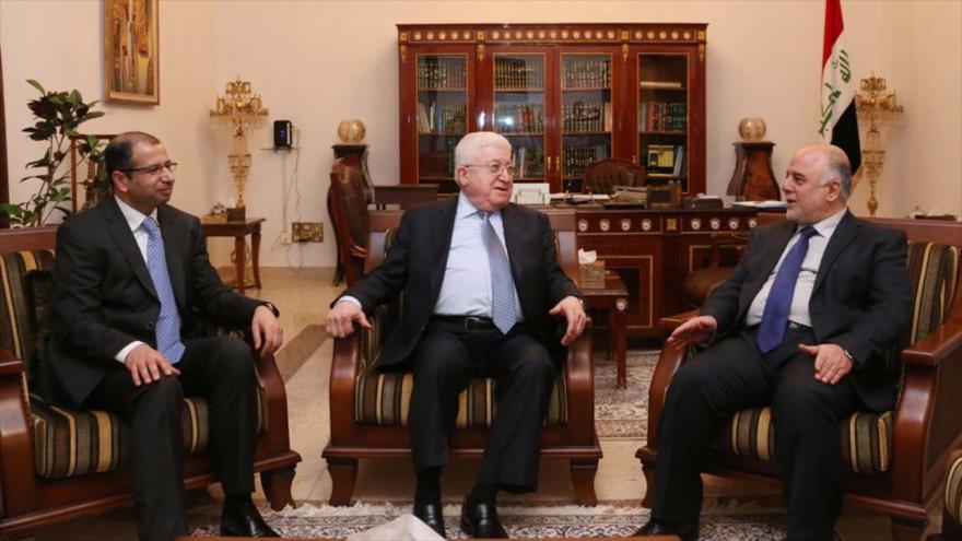 El presidente de Irak Foad Masum (centro), el primer ministro, Haidar al-Abadi (drecha.) y el presidente del Parlamento, Salim al-Yaburi.